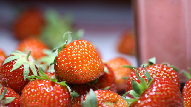 Strawberries milk blurry background macro free wallpaper for desktop - medium preview image