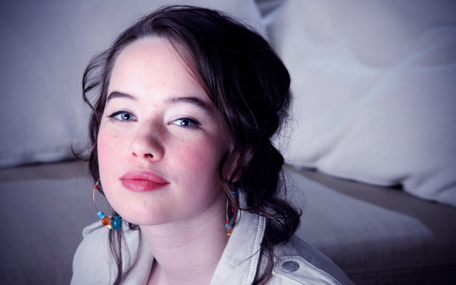 Woman blue eyes white shirt free wallpaper for desktop - medium preview image