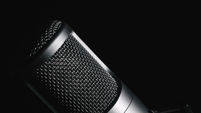 Microphone studio light blush greyscale free wallpaper for desktop - medium preview image