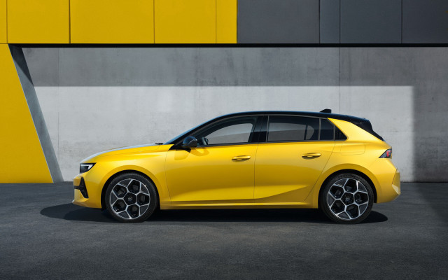 Yellow car yellow wall gray free wallpaper for desktop - medium preview image