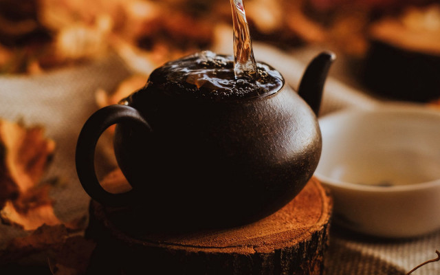 Tea pour campfire autumn blurry free wallpaper for desktop - medium preview image