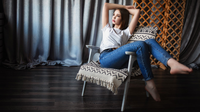 Woman sitting crossed legs fashion #2 free wallpaper for desktop - medium preview image