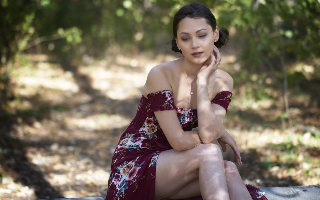 Woman dress rock woods bokeh free wallpaper for desktop - medium preview image