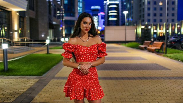 Red polka dot dress city free wallpaper for desktop - medium preview image