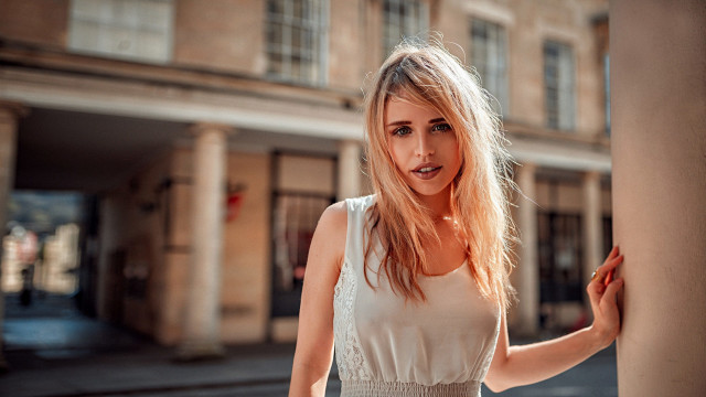 Woman building surprised blonde portrait free wallpaper for desktop - medium preview image