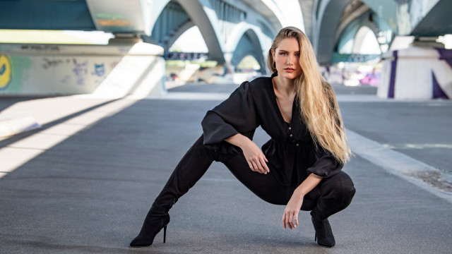 Woman kneeling black outfit highheels free wallpaper for desktop - medium preview image