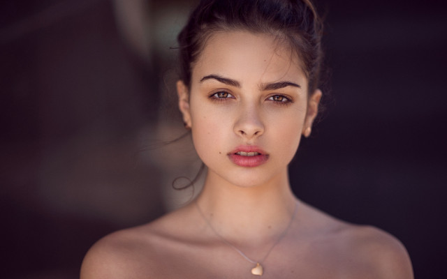 Woman necklace gold circle portrait free wallpaper for desktop - medium preview image