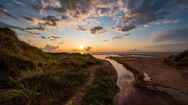 Sunset water grassy bank dusk free wallpaper for desktop - medium preview image