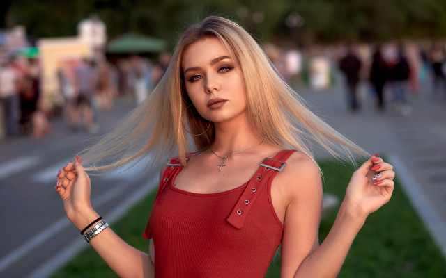 Blonde woman red dress crowd free wallpaper for desktop - medium preview image