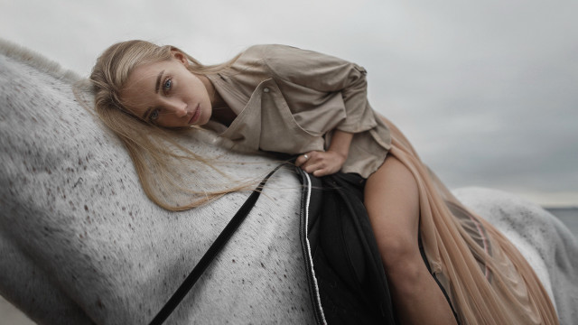 Woman horse blonde longhair fashion free wallpaper for desktop - medium preview image