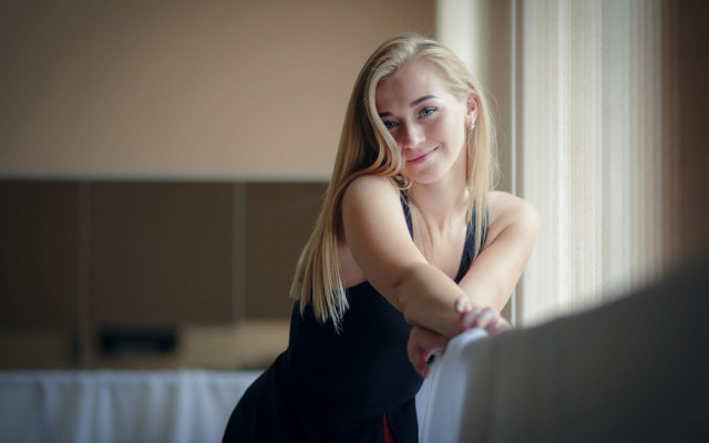 Woman leaning wall arabesque portrait free wallpaper for desktop - medium preview image