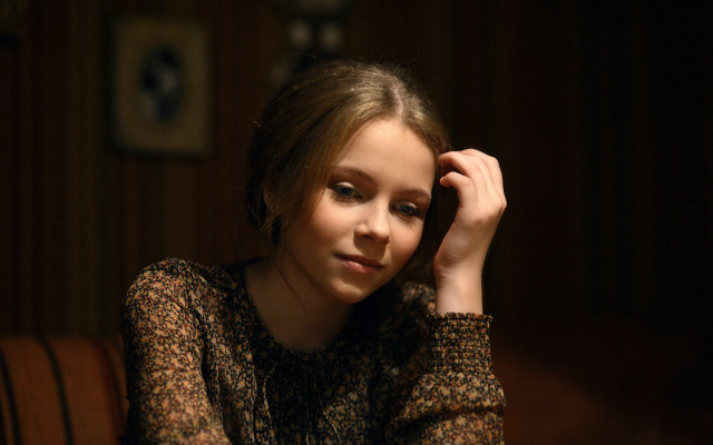 Serious woman blue eyes baroizon free wallpaper for desktop - medium preview image