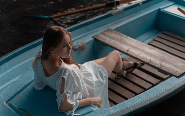 Woman boat water paddle portrait free wallpaper for desktop - medium preview image