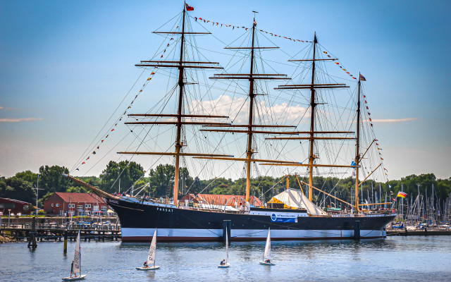 Large boat dock water cityscape free wallpaper for desktop - medium preview image