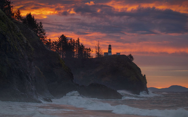 Lighthouse cliff sunset waves autumn free wallpaper for desktop - medium preview image