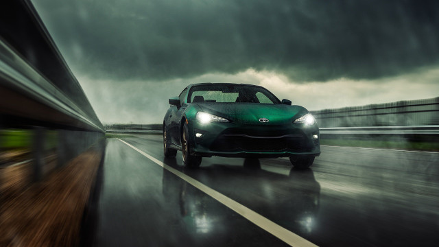 Green car wet road cloudy free wallpaper for desktop - medium preview image