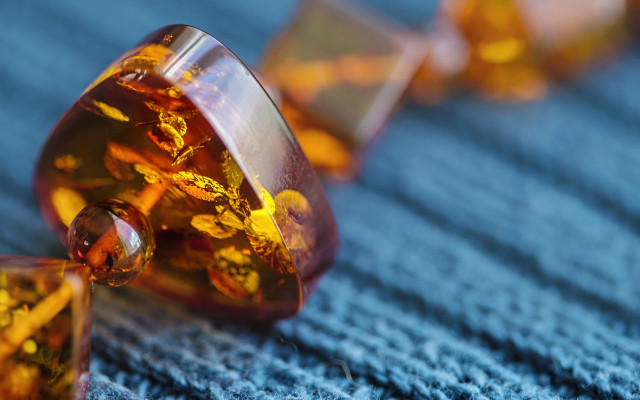 Pill bottle macro oil photorealism free wallpaper for desktop - medium preview image