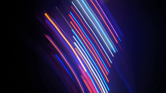 Blurry streetlight lightstreaks holography volumetriclights free wallpaper for desktop - medium preview image