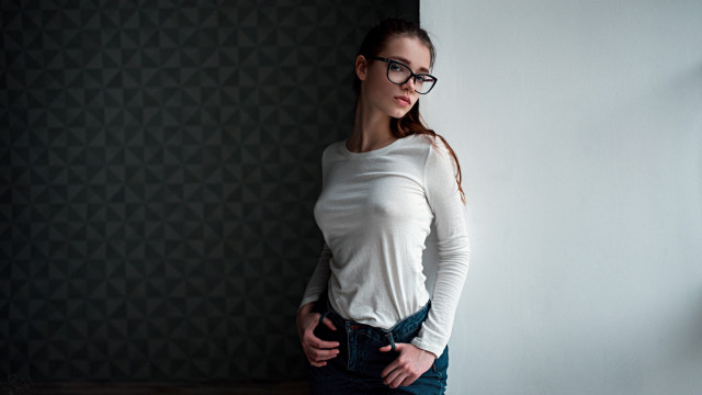 Woman glasses serious portrait 3d free wallpaper for desktop - medium preview image