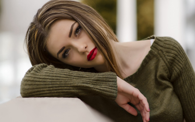 Blonde woman red lipstick portrait free wallpaper for desktop - medium preview image