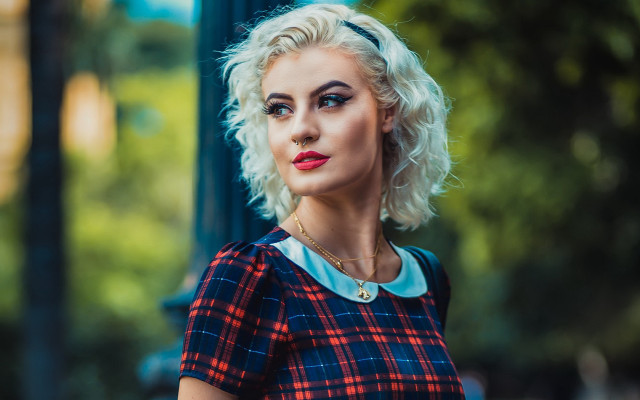 Blonde woman red lipstick plaid free wallpaper for desktop - medium preview image