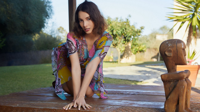 Woman bench wooden statue beach free wallpaper for desktop - medium preview image