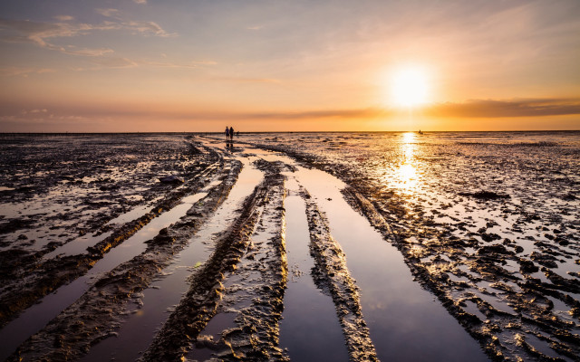 Beach sunset reflection mountains cityscape free wallpaper for desktop - medium preview image