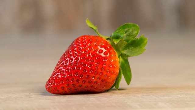 Strawberry greenleaf tabletop precisionism 3drender free wallpaper for desktop - medium preview image