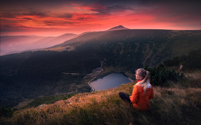 Woman hill lake mountains sunset free wallpaper for desktop - medium preview image