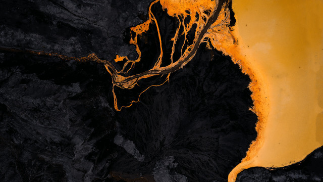 Yellow black center embers fire free wallpaper for desktop - medium preview image