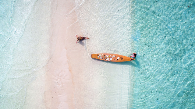 Surfboard beach people water puzzle free wallpaper for desktop - medium preview image