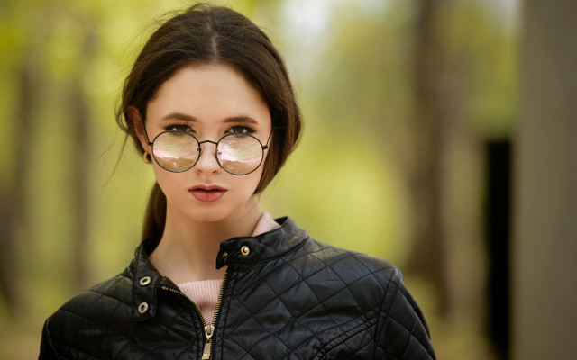 Woman glasses forest bokeh fashion free wallpaper for desktop - medium preview image
