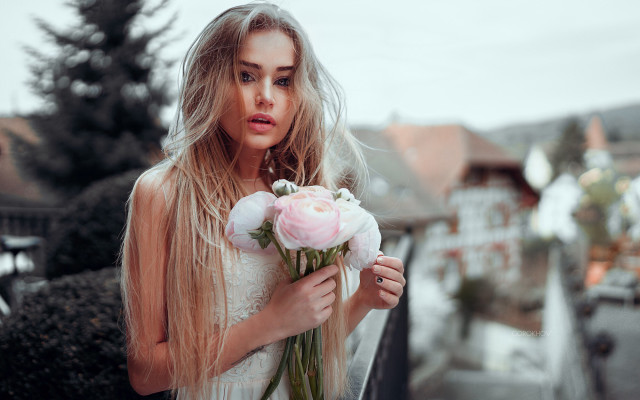 Woman bouquet concerned portrait romantic free wallpaper for desktop - medium preview image