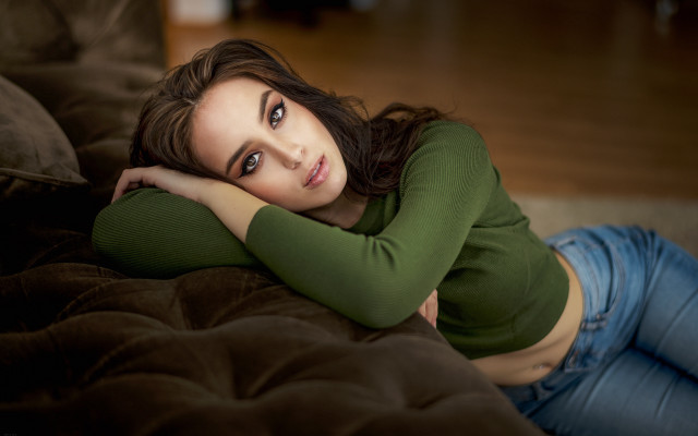 Woman couch crossed arm portrait free wallpaper for desktop - medium preview image