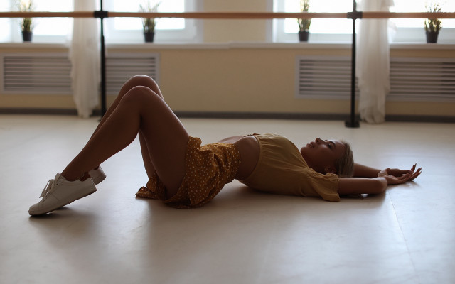 Woman crossed legs ballerina arabesque free wallpaper for desktop - medium preview image