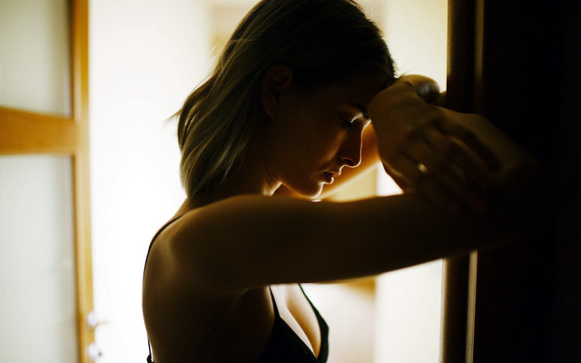 Annabel eyres black top holding free wallpaper for desktop - medium preview image