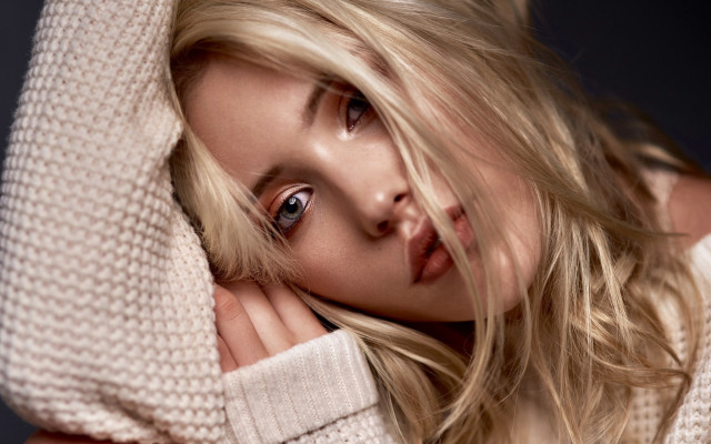 Blonde blue eyed woman pose free wallpaper for desktop - medium preview image