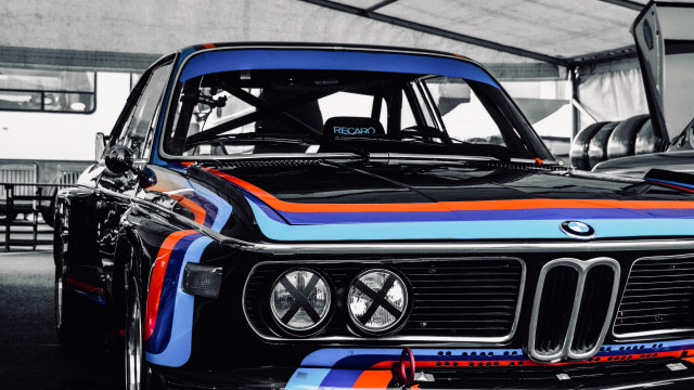 Bmw colorful garage renaissance retro free wallpaper for desktop - medium preview image