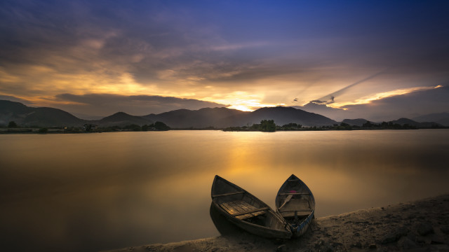 Boats shore lake sunset mountains free wallpaper for desktop - medium preview image