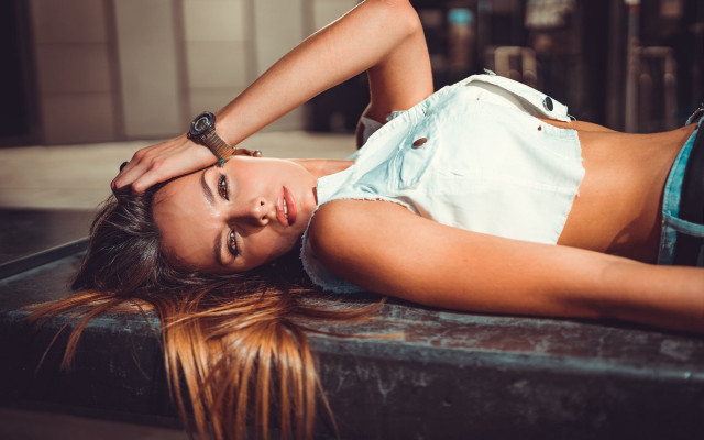 Woman table anna maria fashion free wallpaper for desktop - medium preview image