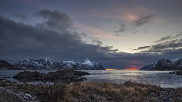Lake mountains sunset clouds cityscape free wallpaper for desktop - medium preview image
