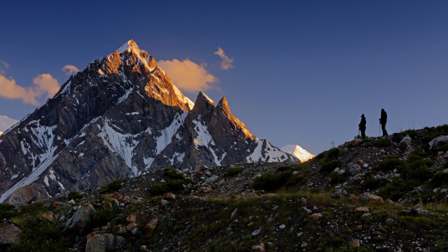 Mountain dawn people clouds city free wallpaper for desktop - medium preview image