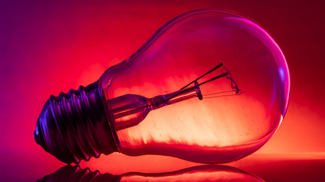 Lightbulb purple red background raytraced free wallpaper for desktop - medium preview image