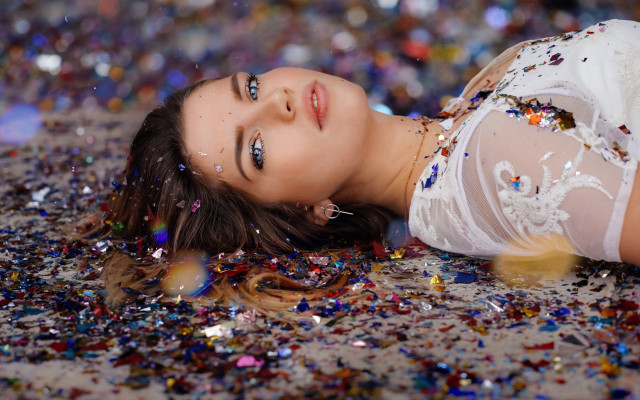 Confetti glitter christmas lying blurry free wallpaper for desktop - medium preview image