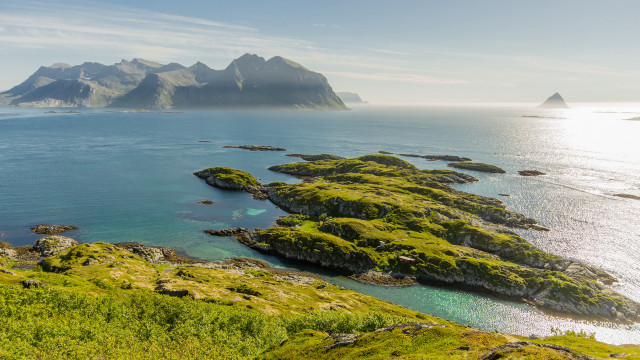 Rocky shore moss mountains lake free wallpaper for desktop - medium preview image