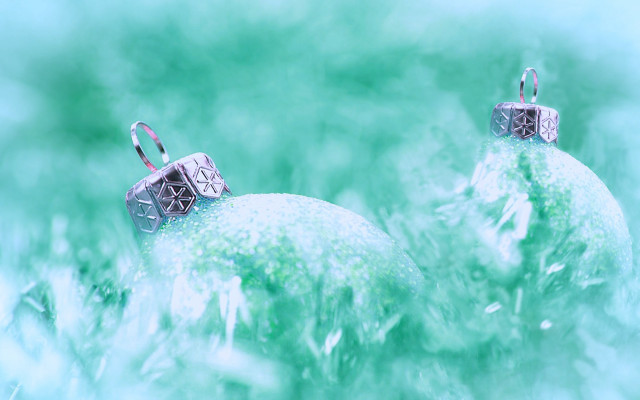 Silver ornaments green water droplets free wallpaper for desktop - medium preview image