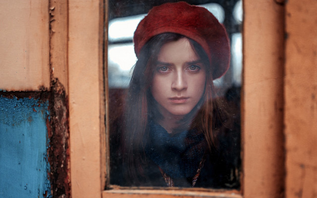 Woman red hat train window free wallpaper for desktop - medium preview image