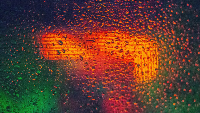 Rainy window trafficlight redlight autumn free wallpaper for desktop - medium preview image