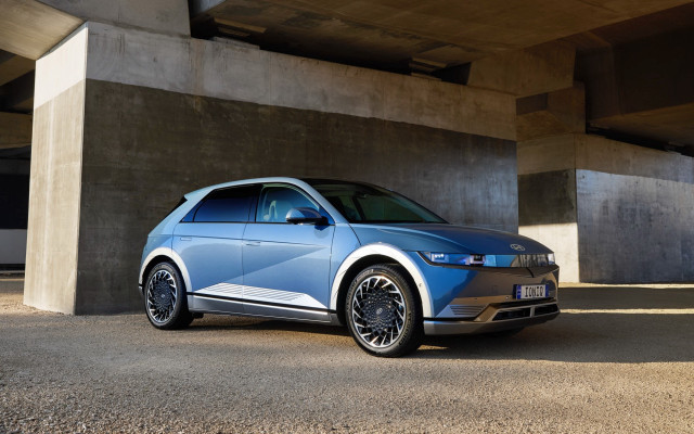 Blue car building bridge concrete free wallpaper for desktop - medium preview image