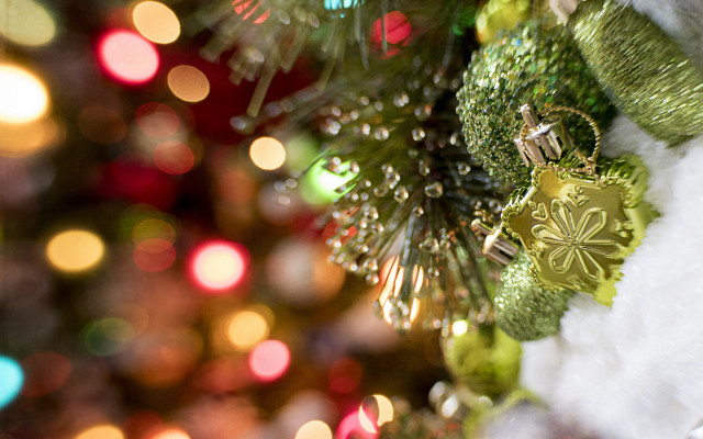 Christmas tree lights snowman ornament free wallpaper for desktop - medium preview image